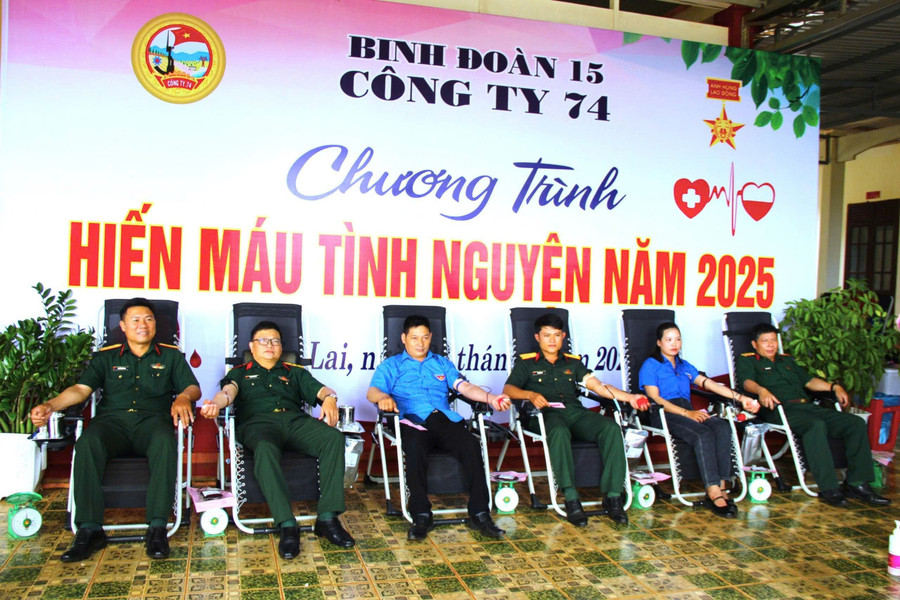 Cán bộ, nhân viên của Công ty 74 tham gia hiến máu tình nguyện. Ảnh: Vĩnh Hoàng z6849678704780-84fcb27ca3edfe9cf36a1ad009c73832.jpg
