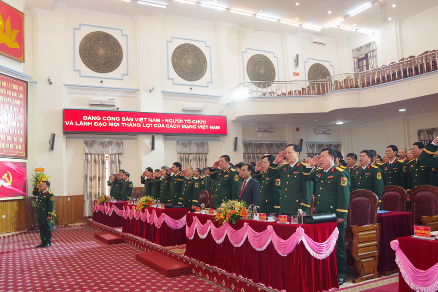 Các đại biểu chào cờ tại Đại hội. Ảnh: Vĩnh Hoàng imgp7136.jpg