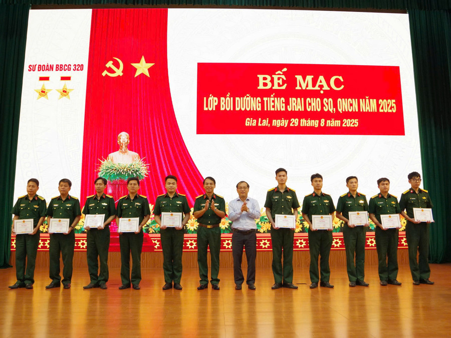 Ban tổ tặng giấy khen cho các học viên đạt thành tích cao. Ảnh: Vĩnh Hoàng ban-to-chuc.jpg