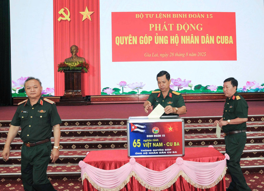 Leaders of the 15th Army Corps participated in the support. Photo: Van Dan z6956384908386-4f96c87fed0fafb0dff9e1f5e3f5d461.jpg