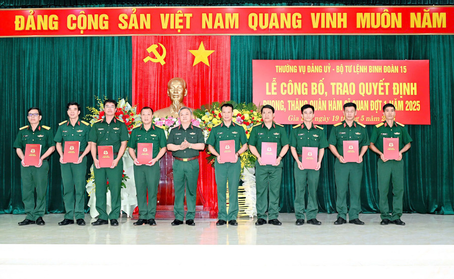 មន្ត្រីទទួលការសម្រេចចិត្តលើការតម្លើងឋានៈ។ រូបថត៖ Vinh Hoang z6617950258717-3e5971ed35ef4d826a88874f357c3106.jpg