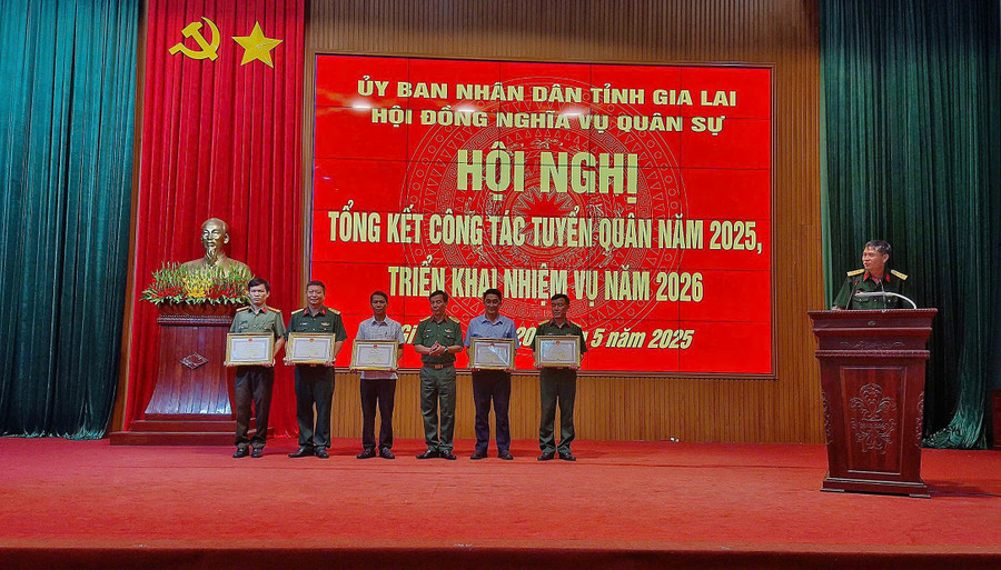 Trao bằng khen của Chủ tịch UBND tỉnh cho các tập thể và cá nhân có thành tích xuất sắc. Ảnh: Vĩnh Hoàng z6619841671851-e499547d8104a2dd0861de4d982b2e59.jpg