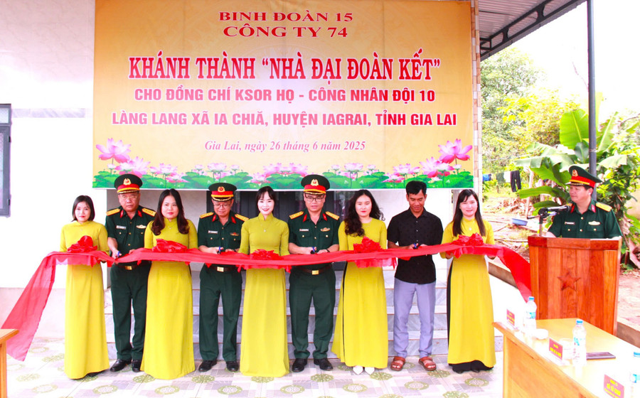 Cắt băng khánh thành bàn giao nhà cho gia đình công nhân có hoàn cảnh khó khăn. Ảnh: Vĩnh Hoàng cat-bang-khanh-thanh-ban-giao-nha-cho-gia-dinh-chi-ksor-ho.jpg