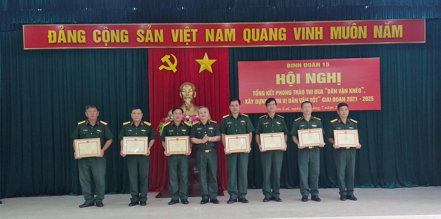 Tư lệnh Binh đoàn 15 tặng Bằng khen cho các tập thể có thành tích xuất sắc. Ảnh: Vĩnh Hoàng z6856633960047-3af6f7fcecbed86e60798f483cedc0fa.jpg