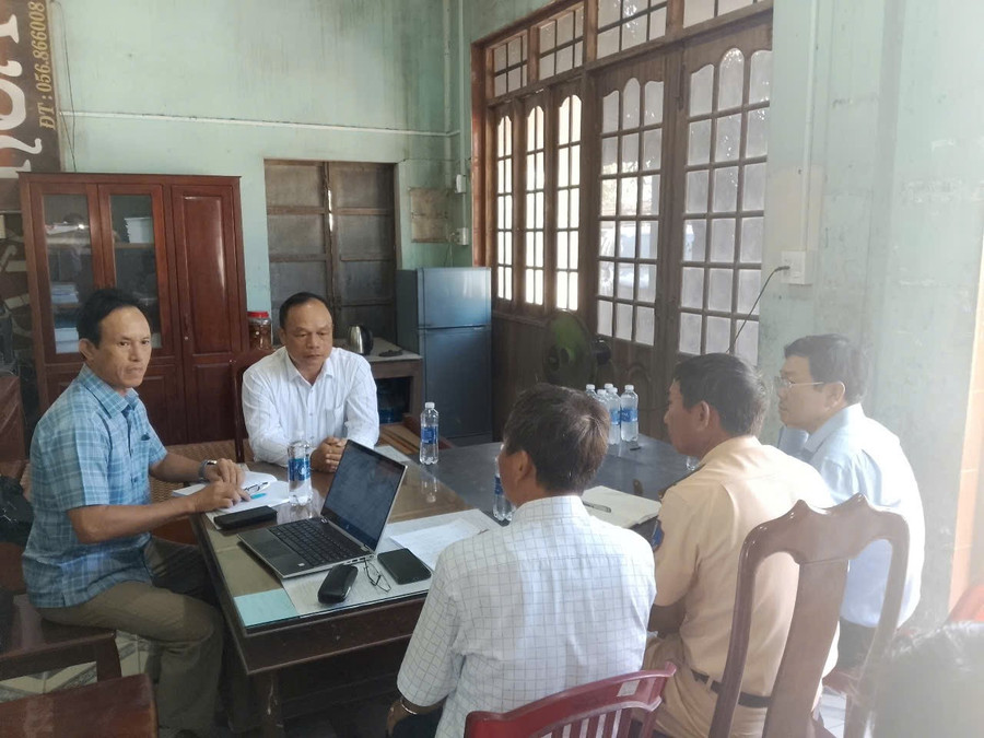 Phó Chủ tịch UBND tỉnh Dương Mah Tiệp kiểm tra kiểm soát vận chuyển động vật tại Chốt kiểm dịch động vật Bình Đê. Ảnh: MH 1-kiem-tra.jpg