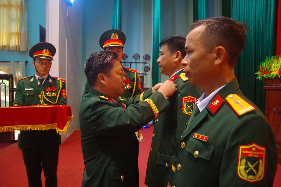 Đại tá Lê Tuấn Hiền trao huy hiệu 30 năm tuổi Đảng cho Đại tá Ksơr Lành. Ảnh Hoàng Hanh dai-ta-le-tuan-hien-trao-huy-hieu-30.jpg