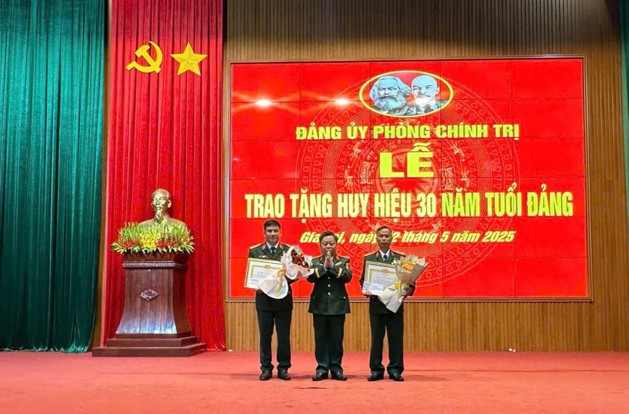 Chính ủy Bộ Chỉ huy Quân sự tỉnh tặng hoa và chúc mừng các đảng viên nhận Huy hiệu 30 năm tuổi Đảng. Ảnh: Hoàng Hanh z6626659246990-fa5984dc75a973f9cb9ca20ebb92fc2c.jpg