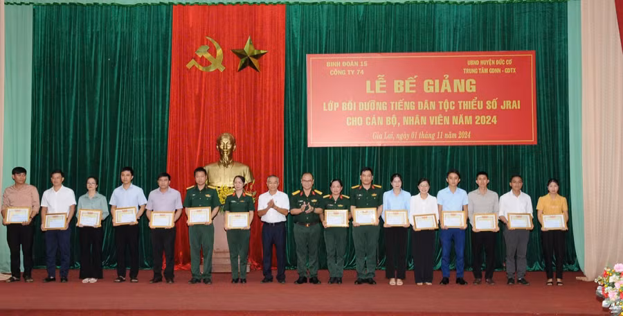 ban-to-chuc-lop-hoc-trao-chung-chi-cho-cac-hoc-vien-hoan-thanh-hoc-tieng-jrai.jpg