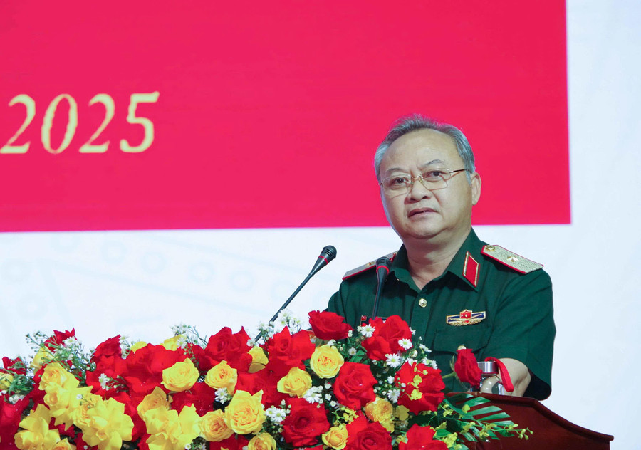 Thiếu tướng Hoàng Văn Sỹ-Tư lệnh Binh đoàn 15 phát biểu tại hội nghị. Ảnh: Vĩnh Hoàng z6795560176765-2257c5cbc76cc5426495f4eaee70b90e.jpg