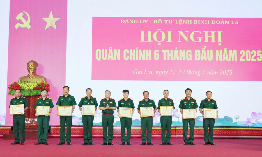 Tư lệnh Binh đoàn 15 tặng bằng khen cho các tập thể và cá nhân có thành tích xuất sắc trong công tác. Ảnh: Vĩnh Hoàng tu-lenh-binh-doan-15-tang-bang-khen-cho-cac-tap-the-ca-nhan-co-thanh-tich-xuat-sac.jpg