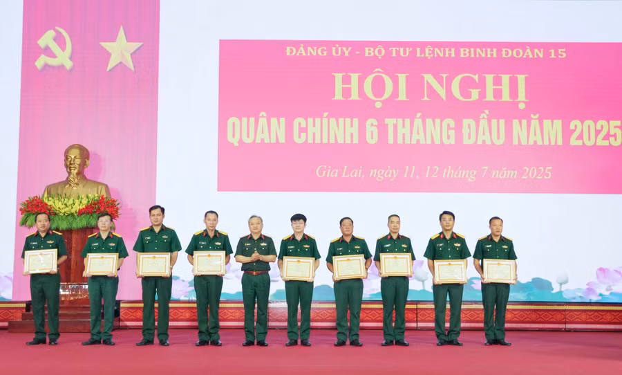 tu-lenh-binh-doan-15-tang-bang-khen-cho-cac-tap-the-ca-nhan-co-thanh-tich-xuat-sac.jpg
