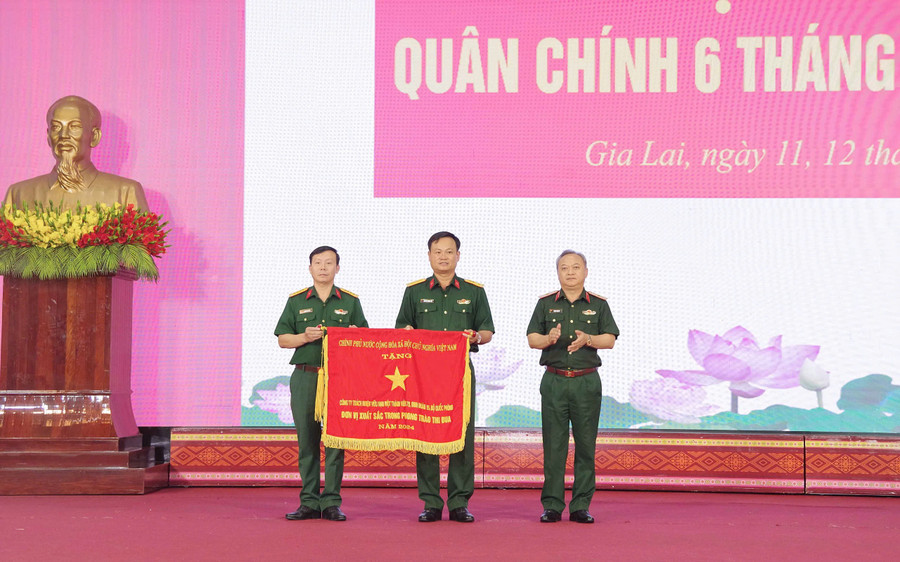 Thừa ủy quyền của cấp trên, Thiếu tướng Hoàng Văn Sỹ trao Cờ thi đua của Chính phủ cho tập thể Công ty 78. Ảnh: Vĩnh Hoàng z6796611638589-bb06b0d6729153be163b0b489bb93d43.jpg