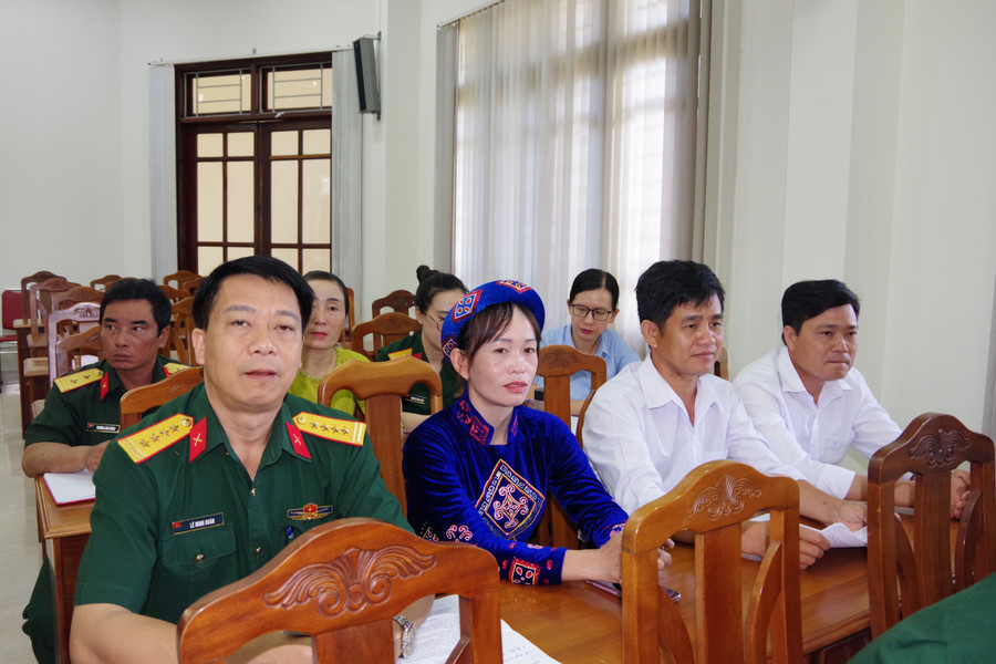 Các đại biểu đạt thành tích cao trong việc thực hiện Chỉ thị số 05. Ảnh: Vĩnh Hoàng imgp1704.jpg