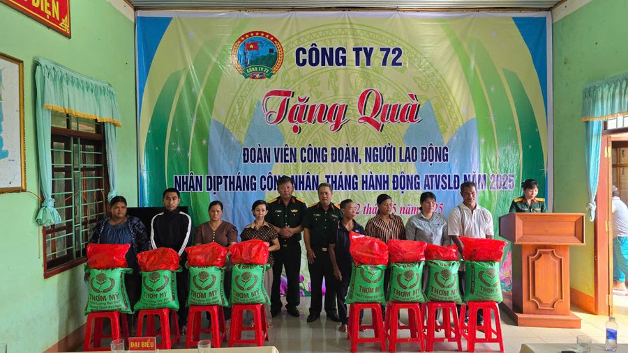 Lãnh đạo Công ty 72 tặng quà cho người lao động. Ảnh: Vĩnh Hoàng lanh-dao-cong-ty.jpg