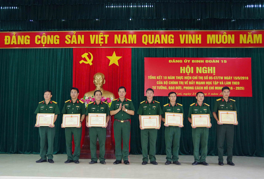 Lãnh đạo Binh đoàn 15 tặng bằng khen cho các tập thể đạt thành tích xuất sắc. Ảnh: Vĩnh Hoàng z6630321644108-6680ad75468e84b8d77856ff9c6ae3a2.jpg