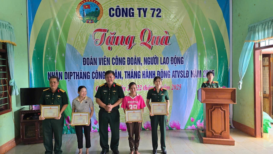 Khen thưởng các cá nhân có thành tích trong thực hiện phong trào thi đua "Thần tốc, quyết thắng". Ảnh: Vĩnh Hoàng khen-thuong.jpg