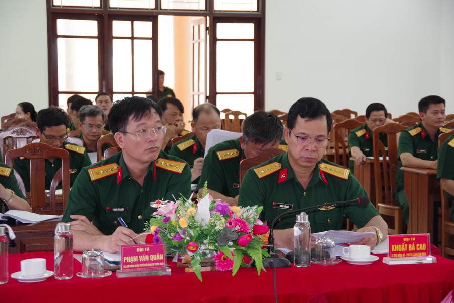 Các đồng chí lãnh đạo Binh đoàn 15 tham dự hội nghị. Ảnh: Vĩnh Hoàng imgp1672.jpg