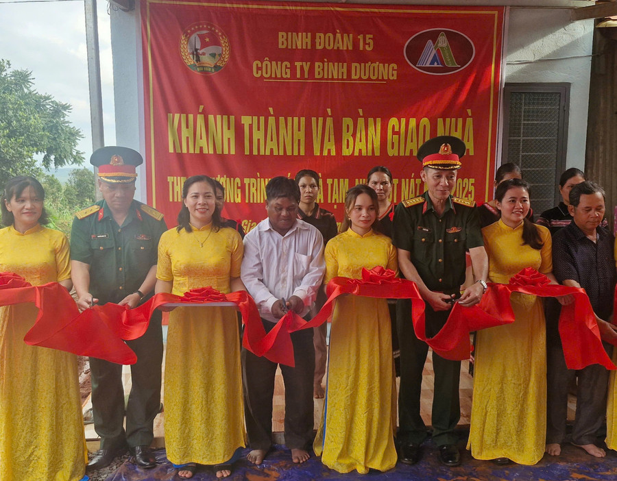 Cắt băng khánh thành và bàn giao nhà cho bà Alê Pẽm. Ảnh: Vĩnh Hoàng z6791300819499-b48e45da92901f3187624b3b3cb14483.jpg