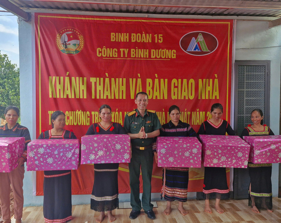 Lãnh đạo Công ty Bình Dương tặng 6 suất quà cho các hộ gia đình có hoàn cảnh khó khăn. Ảnh: Vĩnh Hoàng z6791303181356-83bebe3e8f7bad9cadfd83dc20fd3617.jpg