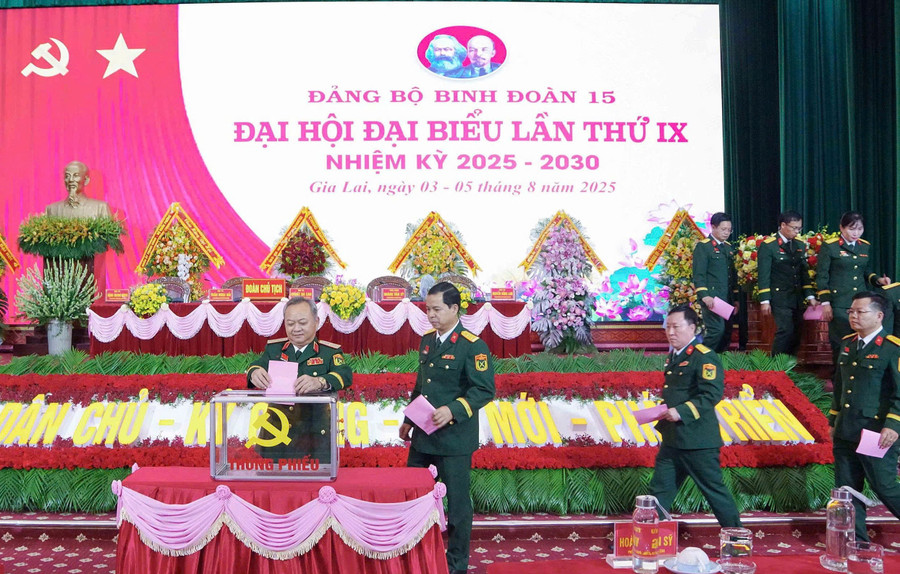 Các đại biểu bỏ phiếu bầu Ban Chấp hành Đảng bộ Binh đoàn. Ảnh: Vĩnh Hoàng z6874712778348-7c71af13cb945a7f7845870cd610f6b1.jpg