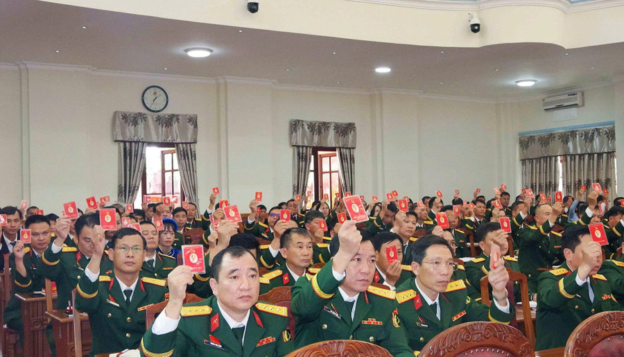 Các đại biểu tham dự đại hội biểu quyết thông qua các chỉ tiêu. Ảnh: Vĩnh Hoàng z6874717104117-25ef4639cf8171649d597257ce255677.jpg