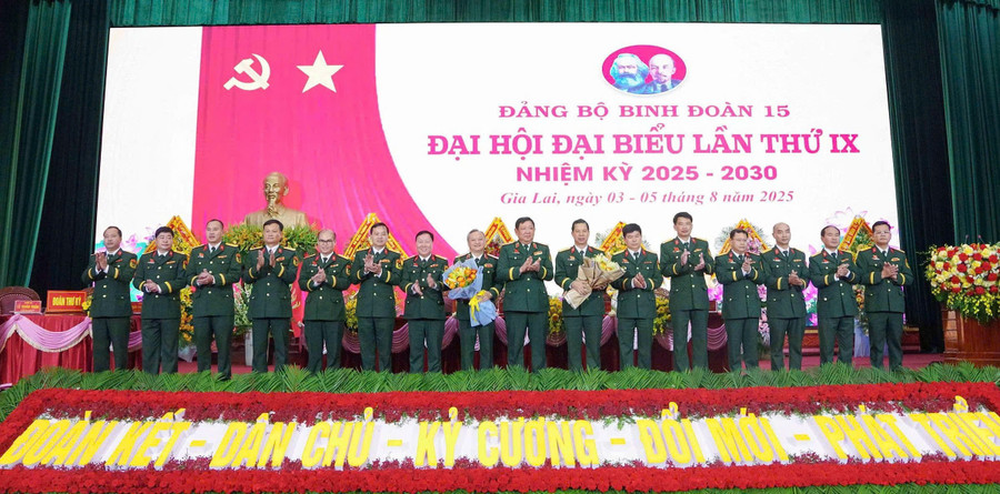 Ban Chấp hành Đảng bộ Binh đoàn 15 nhiệm kỳ 2025-2030 ra mắt đại hội. Ảnh: Vĩnh Hoàng z6874720559728-287c4669d708f7dec4b410b2c638ce06.jpg
