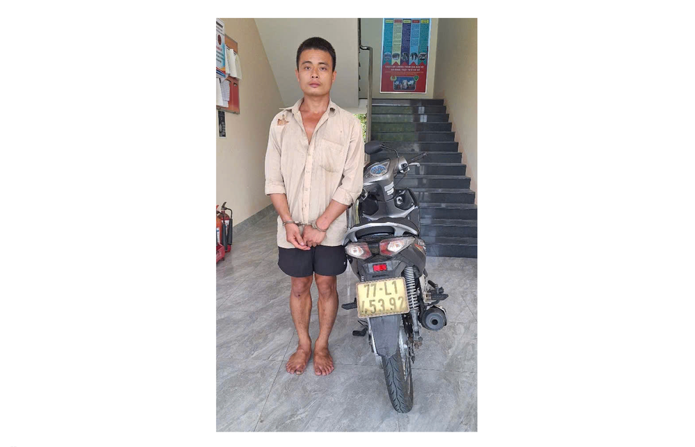 Đối tượng Ngô Quốc Khang và tang vật. Ảnh: ĐVCC anh-man-hinh-2025-07-31-luc-143212.png