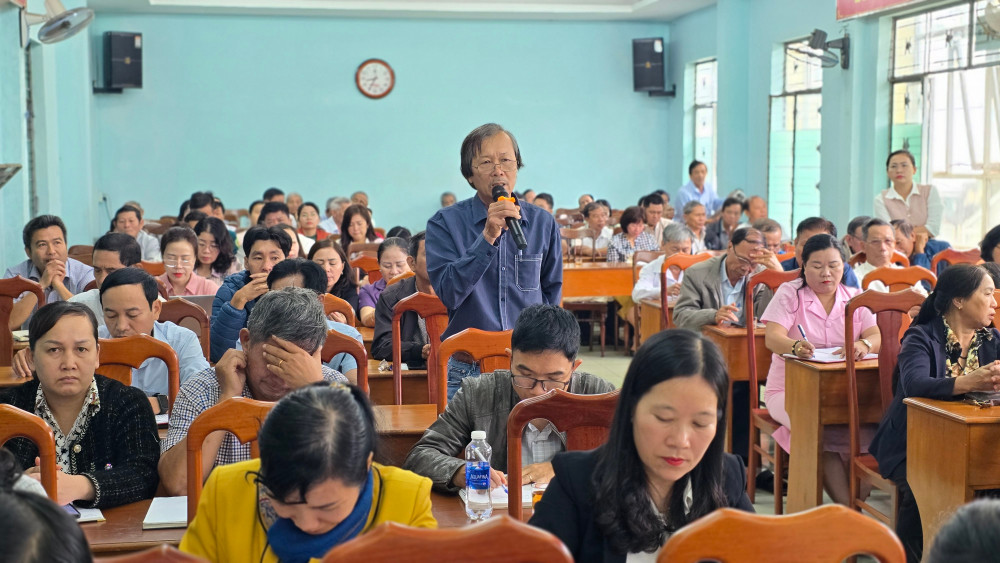 Cử tri phường Hội Phú nêu ý kiến tại buổi tiếp xúc. Ảnh: Bá Bính anh-4.jpg