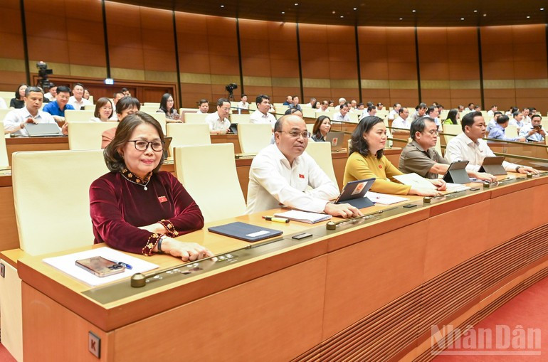 Đại biểu Quốc hội biểu quyết thông qua Nghị quyết về việc sắp xếp đơn vị hành chính cấp tỉnh năm 2025. Ảnh: Duy Linh/Báo Nhân Dân bieu-quyet-sat-nhap-2-1.jpg