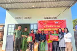 Các đơn vị bàn giao căn nhà tình thương cho hộ gia đình bà Der (làng Kon Chrah, xã Hra). Ảnh: ĐVCC