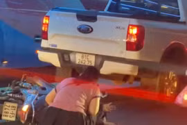 Pleiku: Xe máy tông vào đuôi ô tô, 1 người bị thương 