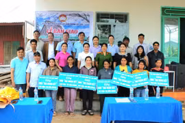 Quang cảnh lễ bàn giao nhà Đại đoàn kết cho các hộ gia đình có hoàn cảnh khó khăn trên địa bàn phường Chi Lăng. Ảnh: R.H