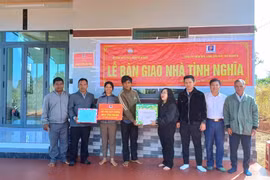 Bàn giao nhà tình nghĩa cho hộ nghèo ở xã KDang