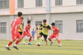 Cầu thủ Nguyễn Đình Phát (số 47, áo xanh) thi đấu xuất sắc và giành giải vua phá lưới của giải đấu. Ảnh: R'Ô HOK
