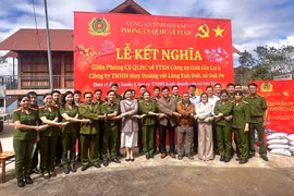 Phòng Cảnh sát Quản lý hành chính về trật tự xã hội và Công ty Huy Hoàng kết nghĩa với làng Kuk Đak