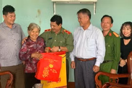 Gia Lai: Giám đốc Công an tỉnh thăm, tặng quà các gia đình chính sách