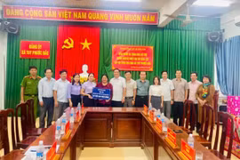 Đak Đoa hỗ trợ xã Tuy Phước Bắc 200 triệu đồng khắc phục hậu quả bão số 13