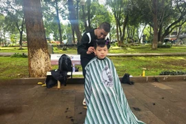 Điểm "Cắt tóc 0 đồng" tại khu vực công viên Nguyễn Viết Xuân. Ảnh: R'Ô HOK