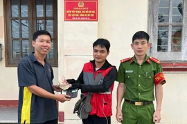 Shipper Nguyễn Đắc Thịnh nhặt được ví chứa 7,5 triệu đồng, trả lại người đánh rơi