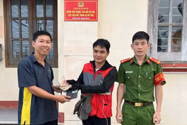 Shipper Nguyễn Đắc Thịnh nhặt được ví chứa 7,5 triệu đồng, trả lại người đánh rơi