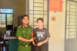 Nhặt được iPhone 15 Pro Max, bà Nguyễn Thị Vượng trao trả người đánh rơi