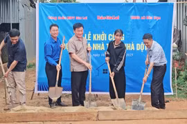 Bí thư Đảng ủy, Tổng Biên tập Báo Gia Lai Huỳnh Kiên (ở giữa) cùng các đại biểu tham dự lễ khởi công nhà tình nghĩa cho hộ gia đình chị Ra Lan Mai (thôn Ia Mua, xã Bàu Cạn, huyện Chư Prông). Ảnh: Ngọc Duy