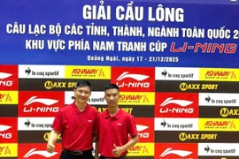 Trọng tài cầu lông Nguyễn Văn Hùng (bên phải) và trọng tài cầu lông Hoàng Đức Hợp. Ảnh: NVCC