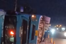 Pleiku: Xe tải chở gỗ bời lời bị lật trên đường Lê Duẩn 