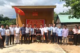 Trao tặng nhà tình thương cho 2 hộ gia đình khó khăn xã Ayun