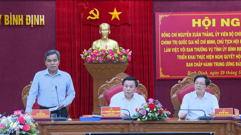 Bí thư Tỉnh ủy Gia Lai Hồ Văn Niên báo cáo tại hội nghị. Ảnh: R'Piên 4.jpg