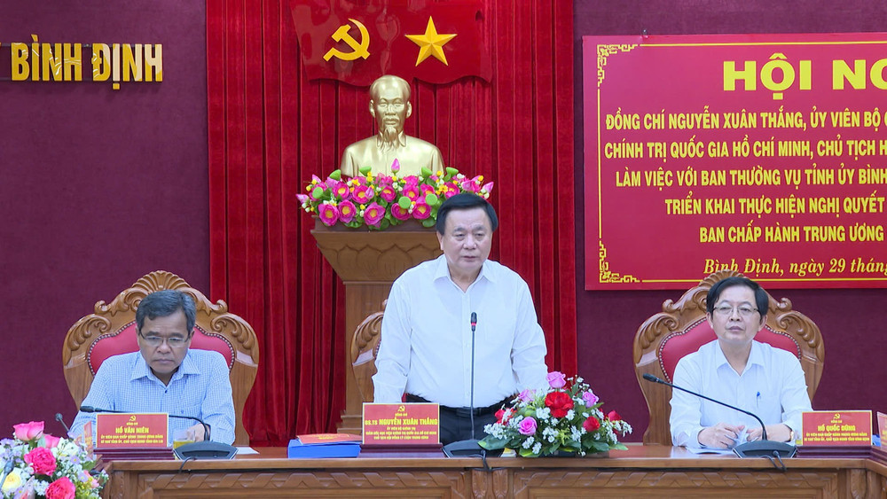 Đồng chí Nguyễn Xuân Thắng-Ủy viên Bộ Chính trị, Giám đốc Học viện Chính trị Quốc gia Hồ Chí Minh, Chủ tịch Hội đồng lý luận Trung ương phát biểu chỉ đạo tại hội nghị. Ảnh: R'Piên 2.jpg