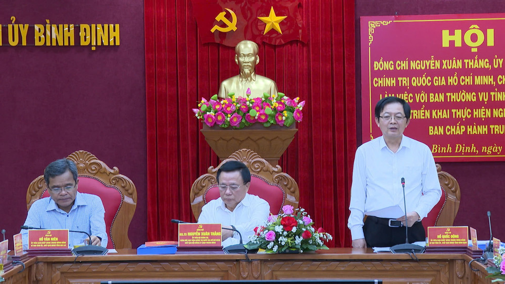 Bí thư Tỉnh ủy Bình Định Hồ Quốc Dũng báo cáo tại hội nghị. Ảnh: R'Piên 3.jpg