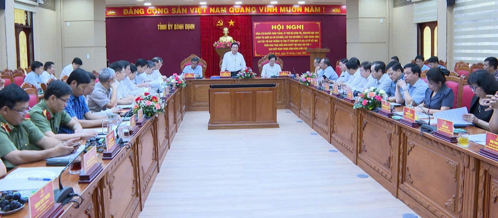 Đồng chí Nguyễn Xuân Thắng-Ủy viên Bộ Chính trị, Giám đốc Học viện Chính trị Quốc gia Hồ Chí Minh, Chủ tịch Hội đồng lý luận Trung ương phát biểu kết luận hội nghị. Ảnh: R'Piên 1.jpg