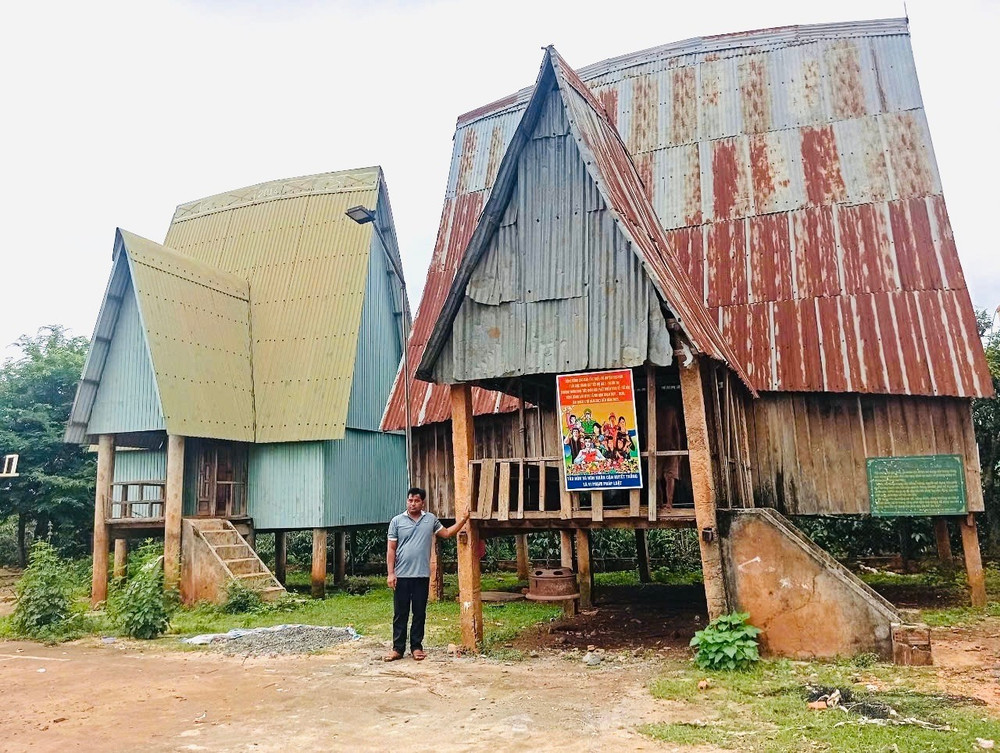 Nhờ có nguồn quỹ từ nuôi cá, làng Al có kinh phí để xây mới hoặc sửa chữa các công trình, góp phần vào kết quả xây dựng nông thôn mới trên địa bàn. Ảnh: Hồng Thương z6681101190826-475c4e99ca02dc933d5fa7f7222e6d80.jpg